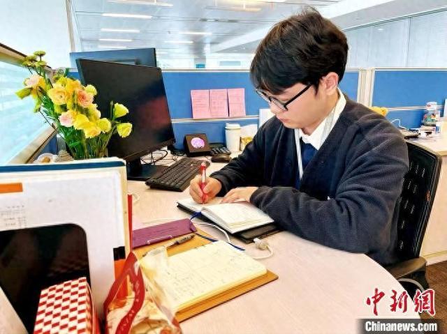 张于波在企业工位。 受访者供图