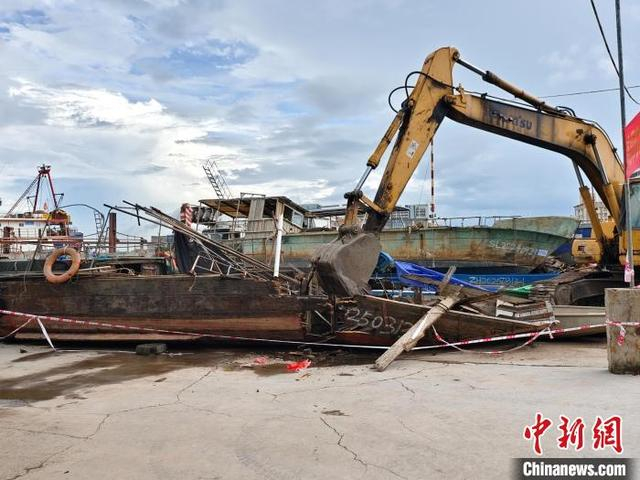 东莞市公开销毁涉渔“三无”船舶现场。广东省海洋综合执法总队 供图