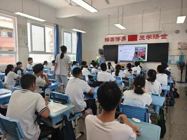 ▲经开分局民警走进一六八玫瑰园学校，通过生动有趣的讲解，提升学生识毒、防毒、拒毒能力。