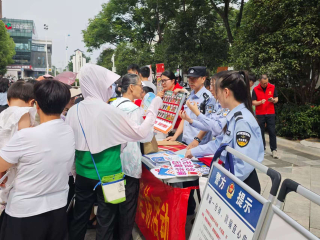 ▲包河分局望湖派出所民警通过摆放宣传展板、发放手册，讲解了新型毒品的伪装形式及防范方法。