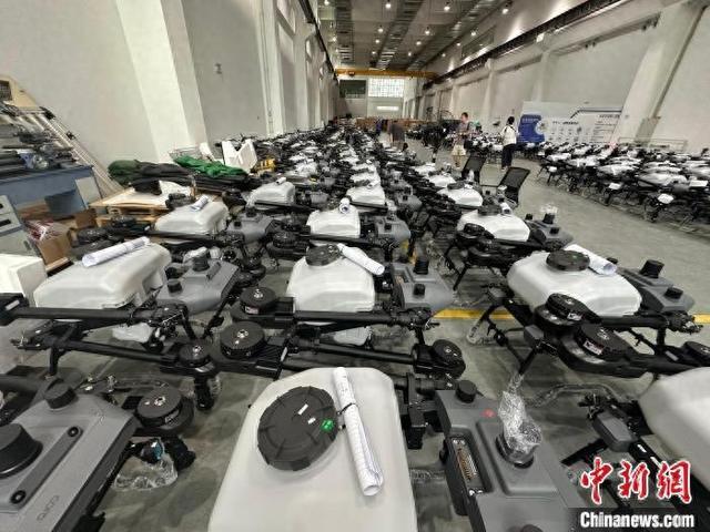 组装车间整齐排列的农业无人机。中新社记者 程景伟 摄