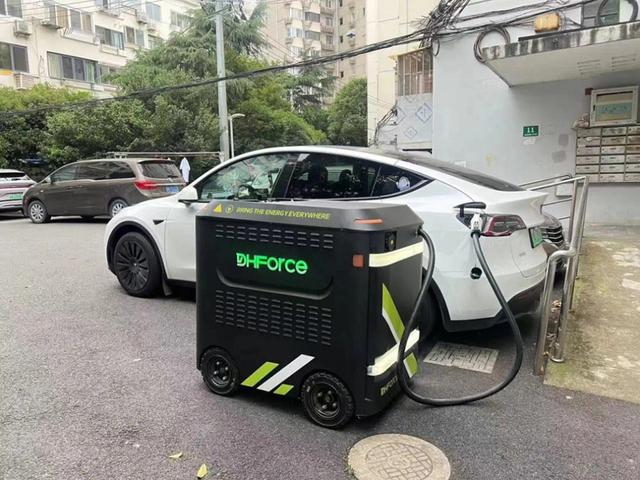 移动充电机器人在给新能源车充电 受访者 供图