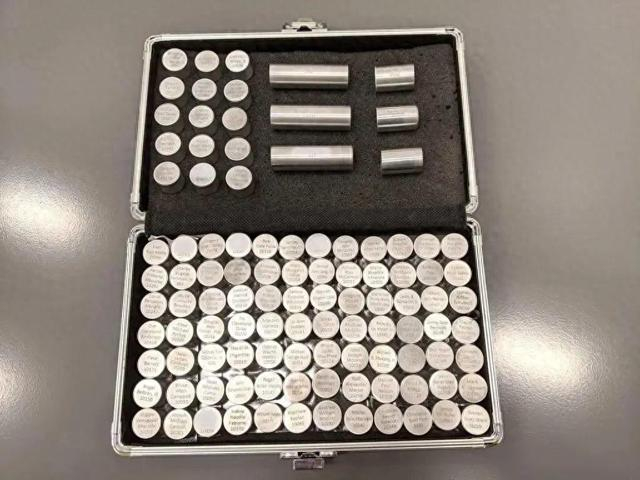 ▲装满人类DNA或骨灰的钛金属胶囊，图据此前报道