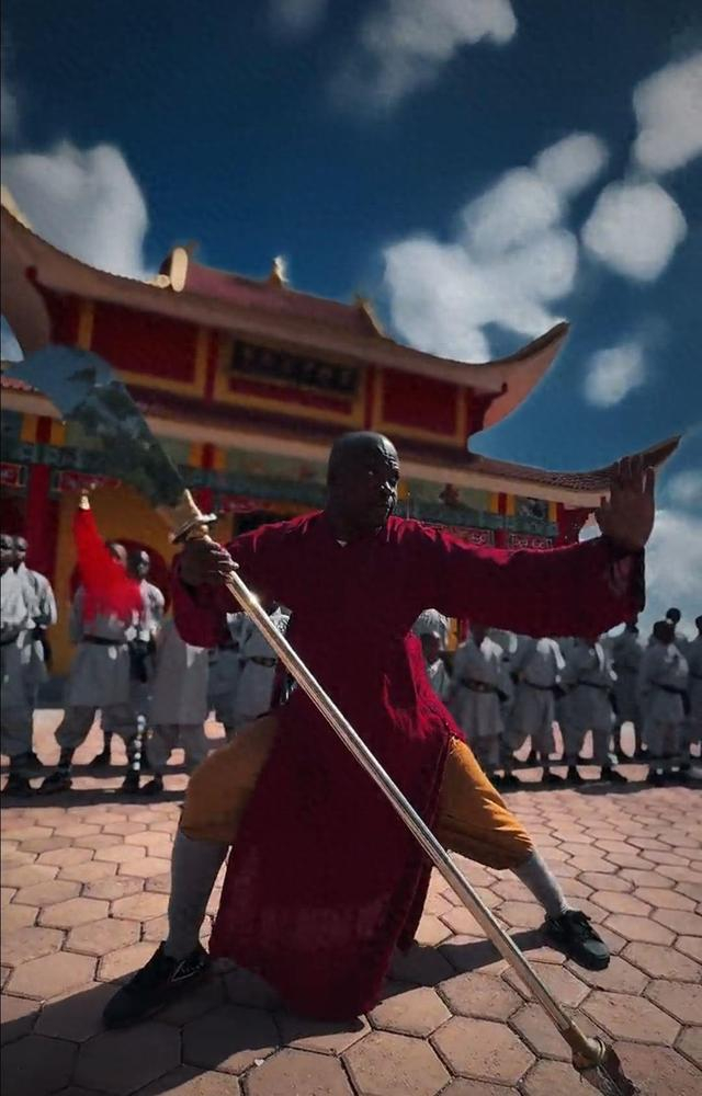 非洲少林寺总教头释延檀挥舞青龙偃月刀（来源：当事人账号）