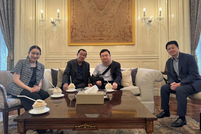 2024年3月,洪森(左二)赴泰国探望刚获假释的他信(左三),佩通坦(左一)也在场 洪森脸书账号