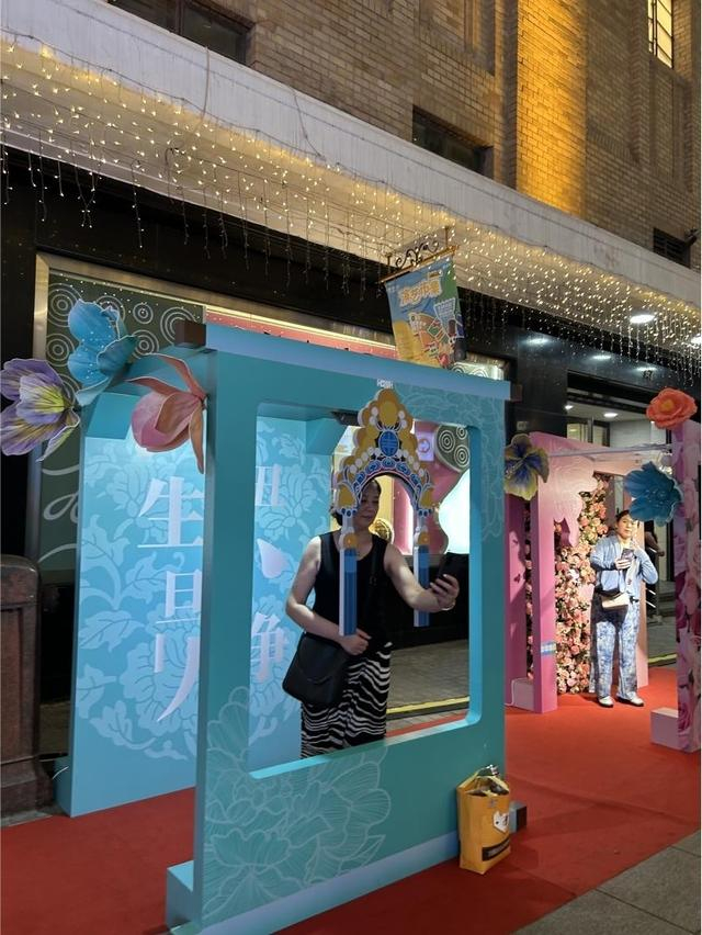 6月18日晚，市集搭建的装置吸引了路过的游客。本文图片均为 戴媛媛 摄