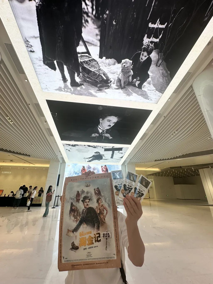 昨晚开场前，观众可凭电影票领取《淘金记》海报和胶片剧照