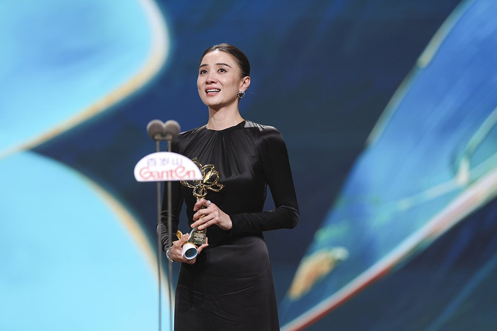 宋佳凭借《山花烂漫时》再次摘得白玉兰