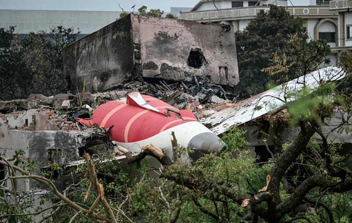 2025年6月13日，在印度古吉拉特邦艾哈迈达巴德，坠机事故现场的客机残骸。图/法新