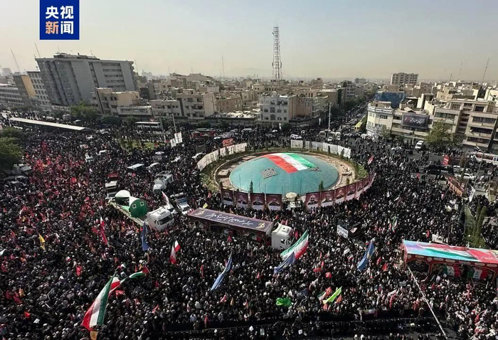 △葬礼举办地之一“革命广场”