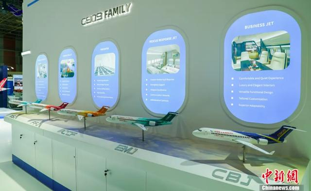 2025年6月，在巴黎航展上展出的C909飞机系列化机型。中国商飞 供图 廖天航 摄