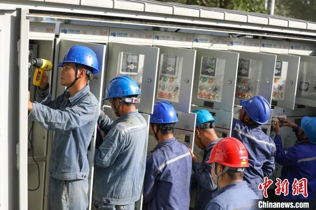 6月26日，抢修人员在榕江县古州镇开展滨江花园3号配电环网柜清淤、烘干等工作。张宇慧 摄