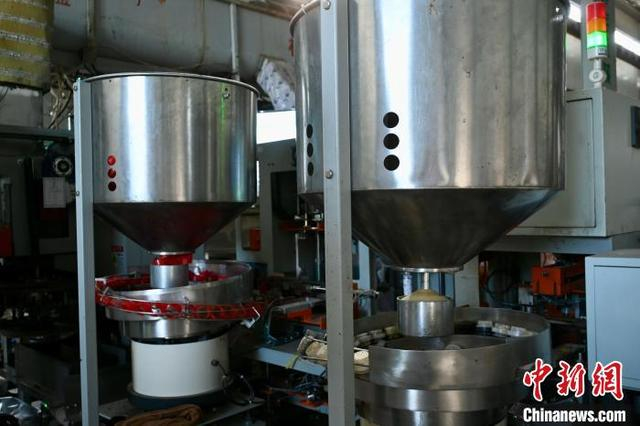 图为江西省南昌市红谷滩区流湖镇菌菇产业基地内，自动包装机正在生产菌包。 卢梦梦 摄