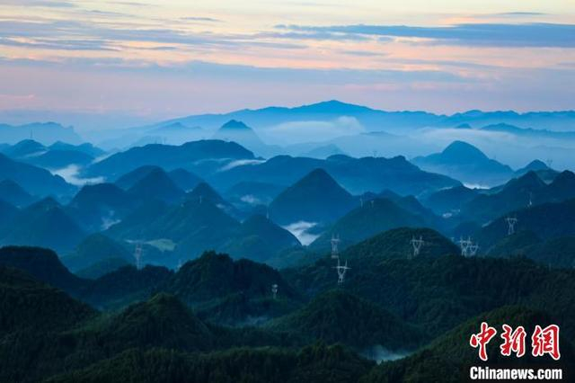 6月28日清晨，雨过天晴的贵州六盘水市呈现出别样的美丽风景。赵桦 摄