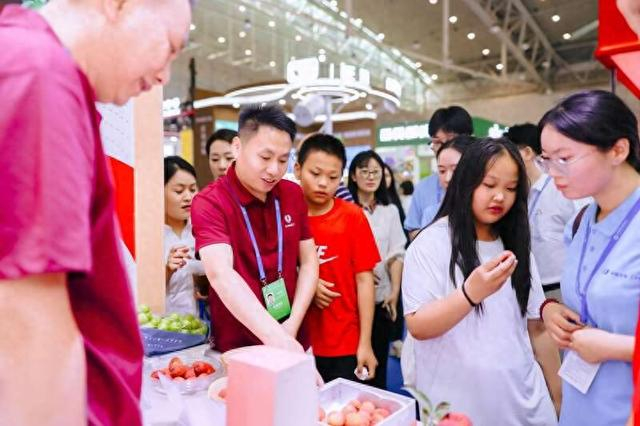 市民品尝广东荔枝。受访者供图