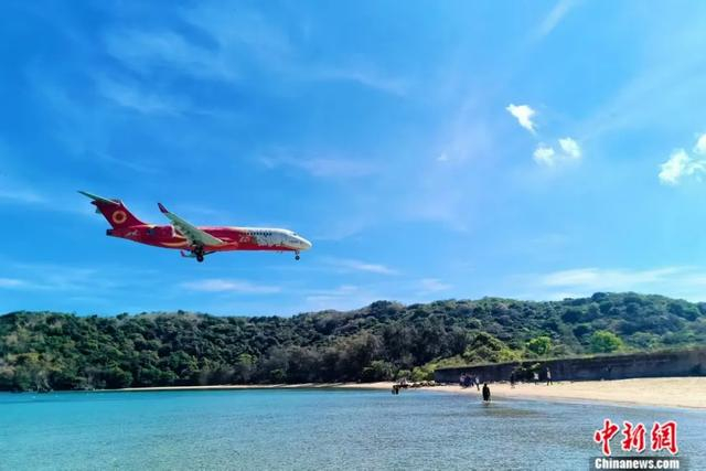 2025年4月19日，由成都航空“湿租”给越南越捷航空的两架C909飞机同时开启商业运营。中国商飞 供图 陆泽桦 摄