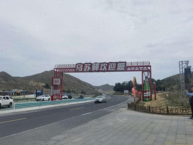 游客开车穿行独库公路 朱洪园/摄