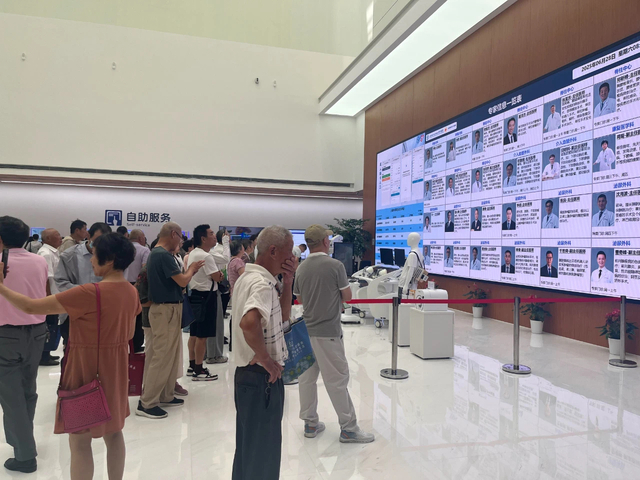 6月28日，新华医院奉贤院区门诊大厅人头攒动。“上海奉贤”微信公众号 图