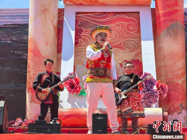 图为昝万亿演唱融合了摇滚、电音等元素的原创歌曲《可爱的家乡》。 祁增蓓摄