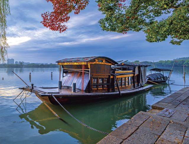 红船启航。俞永华 图