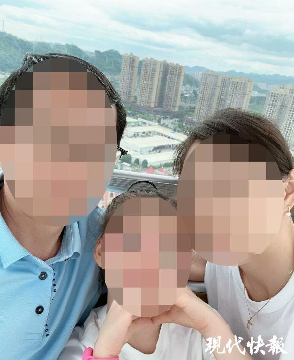 吴某某(左)周某(右)和女儿(中)合影