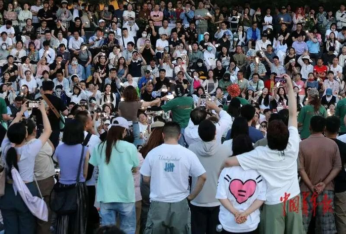 6月2日，北京朝阳公园一处露天广场，人们举起手机拍摄音乐会。中青报·中青网记者 陈剑/摄