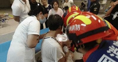看着都痛！好奇宝宝舔剃须刀，舌头被夹住了……