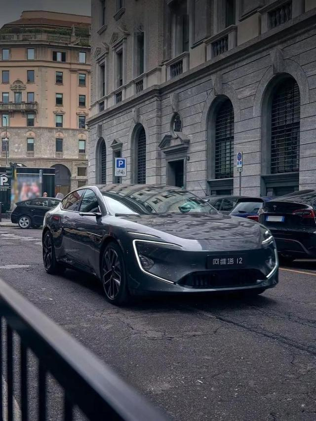 极氪001：延续猎装车风格，分体式头灯与溜背尾门强化运动基因。