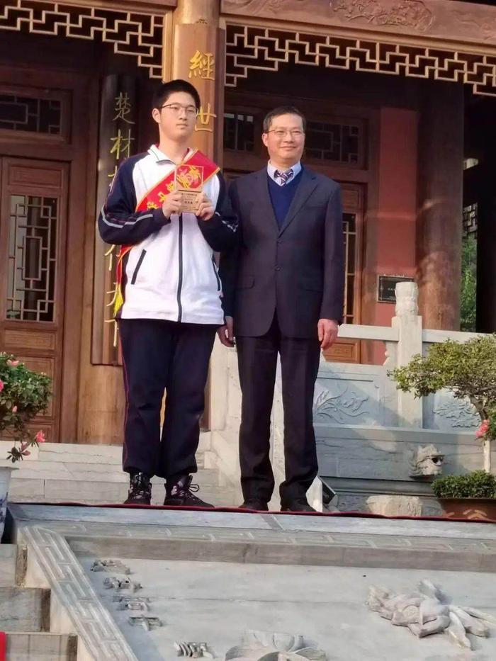 男生高考700分仍逃不过班主任“批评”，“物理只考了82分，下午来我办公室”