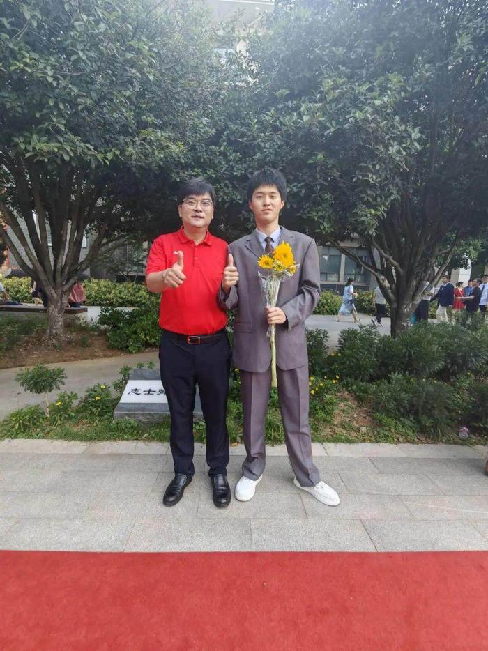 男生高考700分仍逃不过班主任“批评”，“物理只考了82分，下午来我办公室”