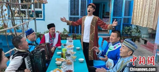 伊犁民族团结手风琴乐队队员一起排练曲目。王志华 摄