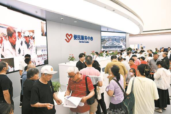             医院便民服务中心为患者提供贴心服务  本报记者  徐程  摄          