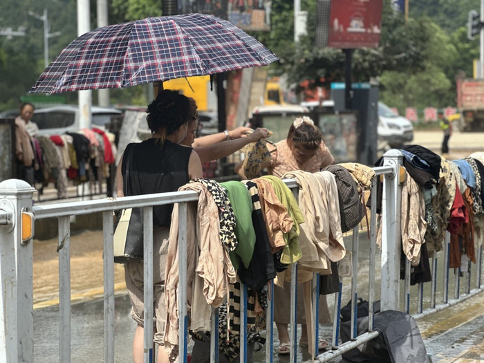 居民用排出的洪水清洗衣物。