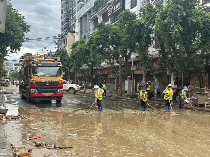 6月27日，榕江县正开展清淤排涝工作。以下图片除注明外均为澎湃新闻记者 熊强 摄