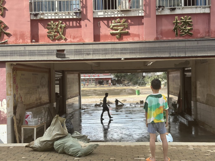 6月26日，车名小学足球场被水淹过后。