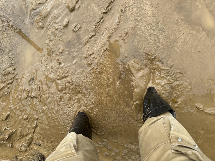 6月25日，村超球场内的淤泥。