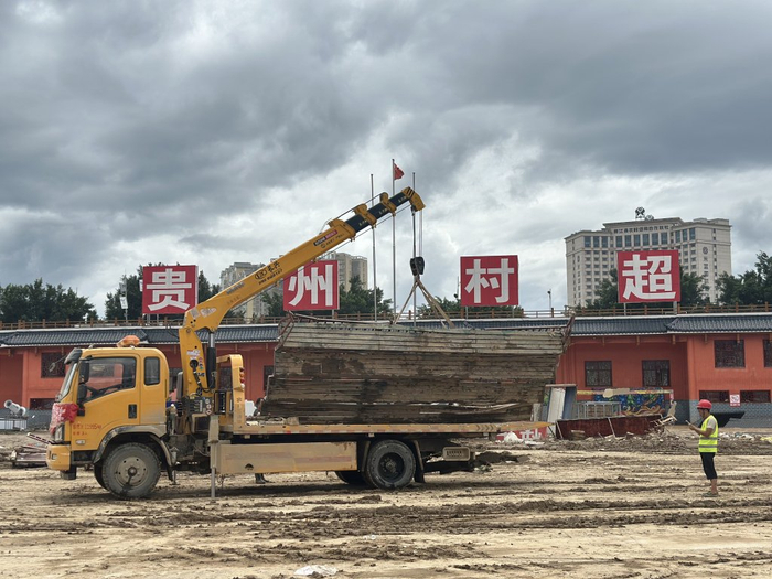 27日下午，村超球场内仍在继续清淤和清理杂物。