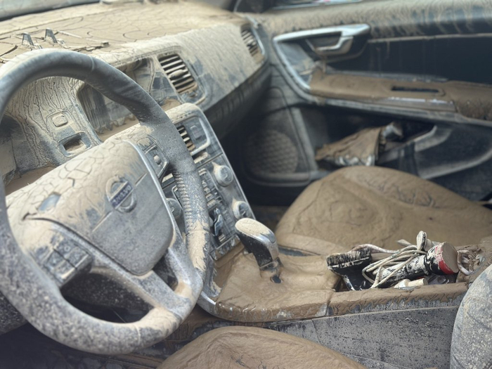 6月26日，路边未及时转移的轿车惨遭洪水侵袭。