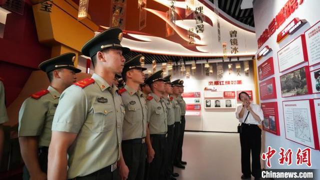 官兵在烈士纪念馆听取讲解。武警南平支队供图