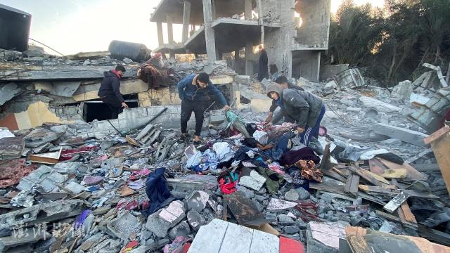 2023年12月26日，加沙地带汗尤尼斯，以军空袭过后，巴勒斯坦人查看房屋受损情况。 澎湃影像