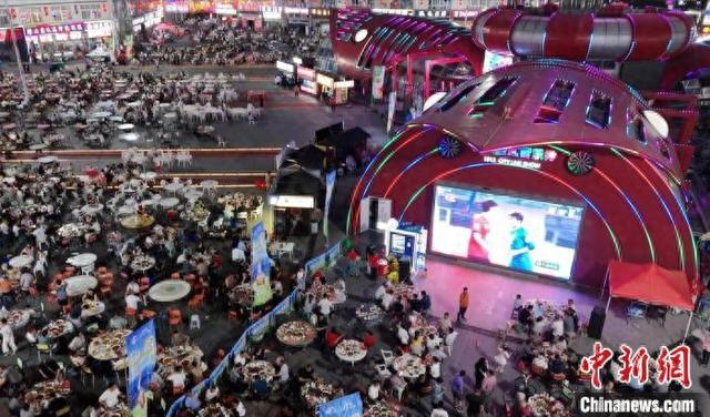 食客在盱眙“尅街”品龙虾美食、看“苏超”比赛。盱眙县委宣传部供图