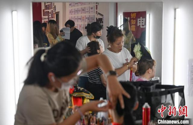 6月28日，台湾青年进行古装妆造。当日，数十名台湾青年在浙江东阳横店影视城感受古装微短剧拍摄。中新社记者 王刚 摄