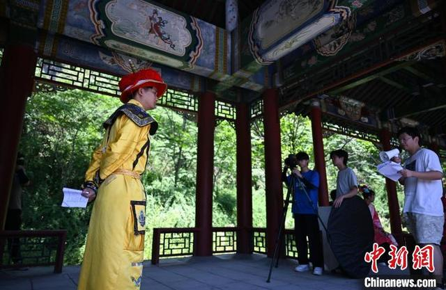 6月28日，台湾青年拍摄古装剧。当日，数十名台湾青年在浙江东阳横店影视城感受古装微短剧拍摄。中新社记者 王刚 摄