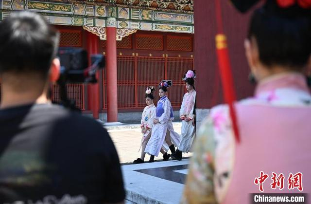 6月28日，台湾青年拍摄古装剧。当日，数十名台湾青年在浙江东阳横店影视城感受古装微短剧拍摄。中新社记者 王刚 摄