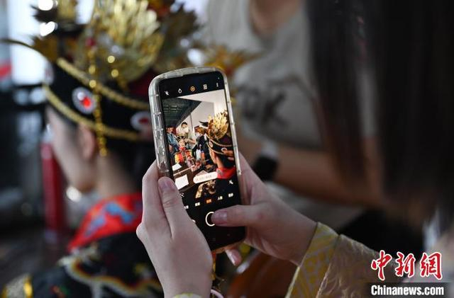 6月28日，台湾青年换古装。当日，数十名台湾青年在浙江东阳横店影视城感受古装微短剧拍摄。中新社记者 王刚 摄