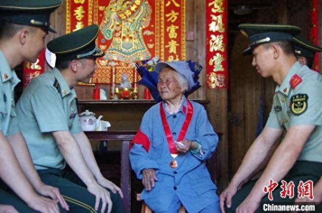 官兵认真聆听赖老回忆过往艰苦故事。武警南平支队供图