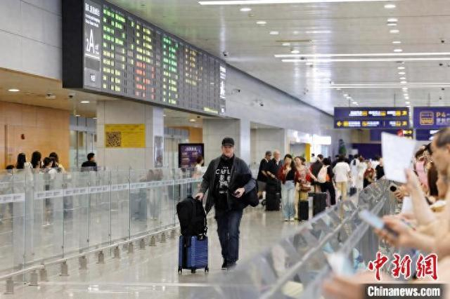 旅客抵达浦东机场。中新网记者 殷立勤 摄