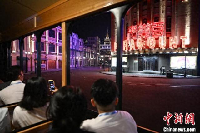 6月26日，台湾青年夜游横店影视城梦外滩。中新社记者 王刚 摄