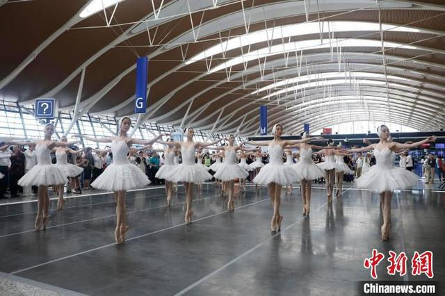 上海芭蕾舞团演员在浦东机场T2航站楼内表演。中新网记者 殷立勤 摄