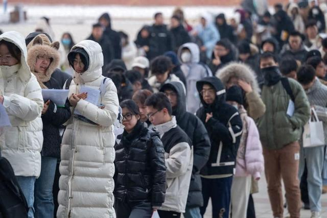 2025年全国硕士研究生招生考试于2024年12月21日至22日举行，图为考生在某考点排队进入考场 图源：新华社